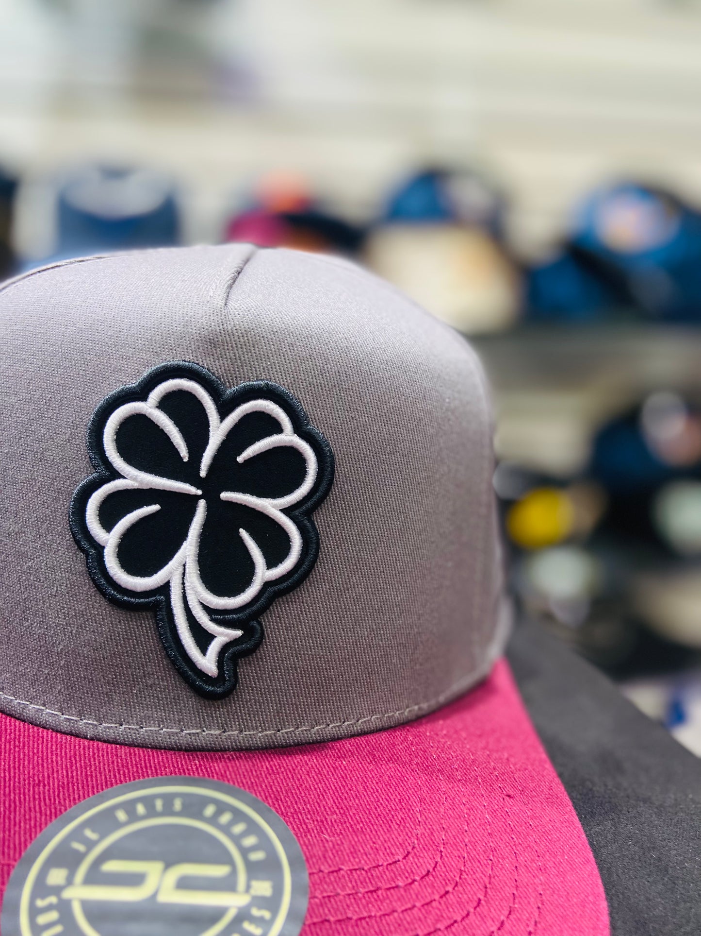 Gorra JC Hats “Trébol Gris” – Suerte y Estilo en un Diseño Exclusivo 🍀🔥