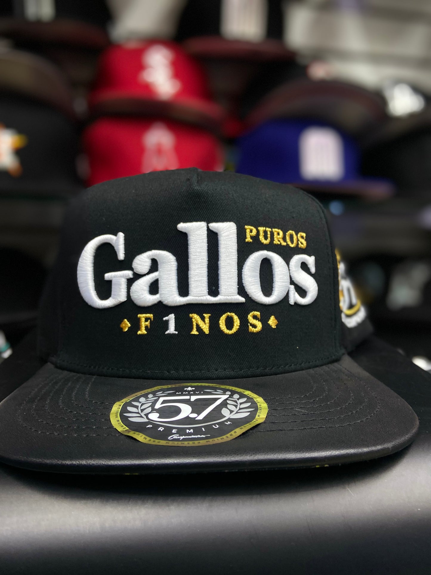 Gorra 5.7 - Modelo Puros Gallos Finos World Series Premium 🐓🔥🏆