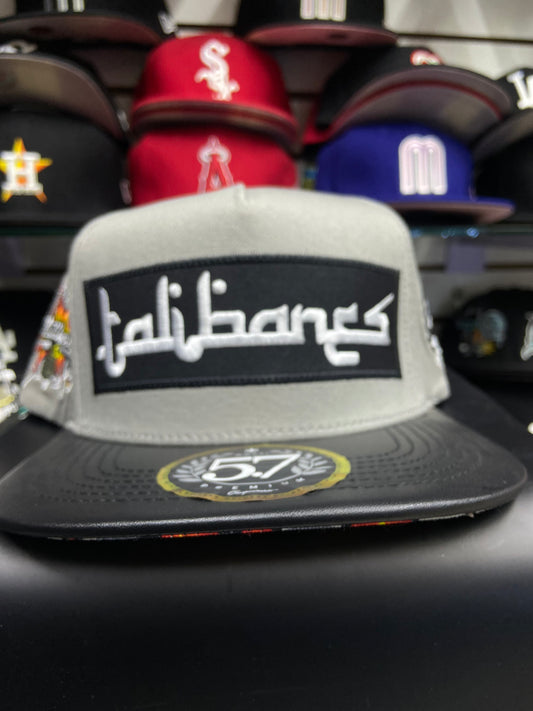 Gorra 5.7 - Modelo Talibanes gris⚪️🔥💰💎