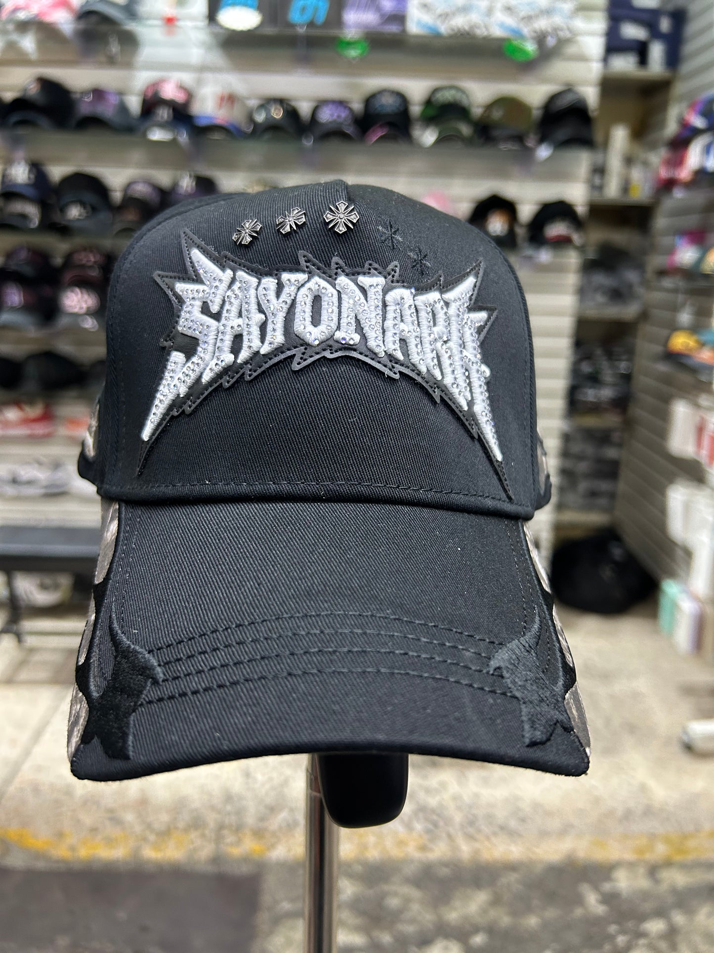 Gorra negra Baez x Shifu modelo Sayonara