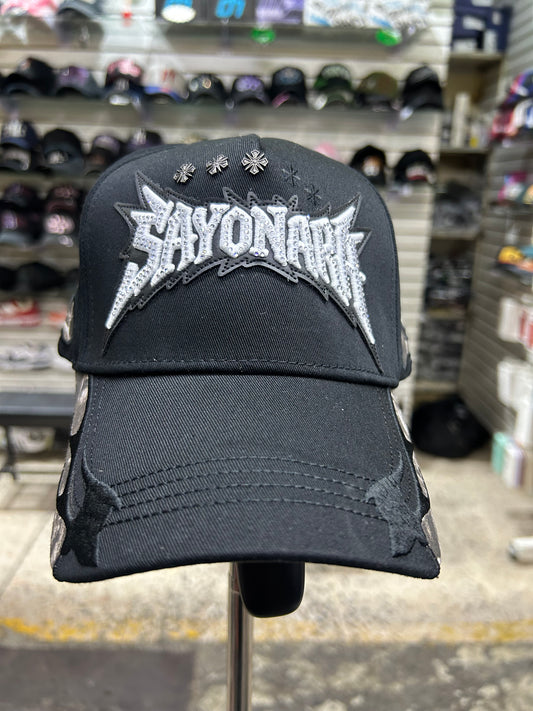 Gorra negra Baez x Shifu modelo Sayonara