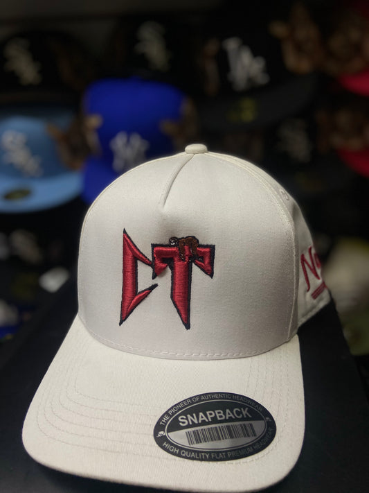 Gorra CT Blanca/Burdeos - Marca Kamel | Bélico el Asunto