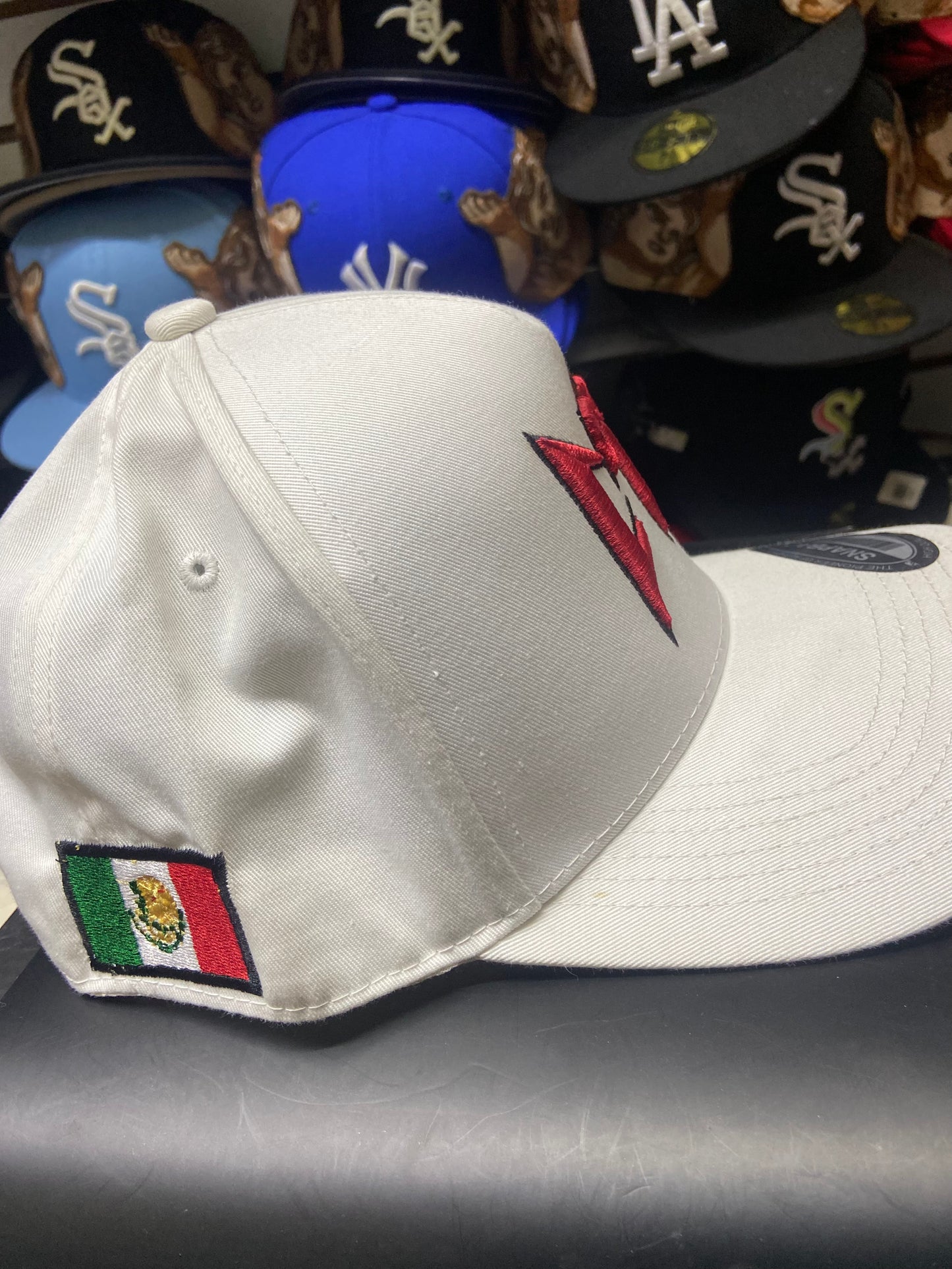 Gorra CT Blanca/Burdeos - Marca Kamel | Bélico el Asunto