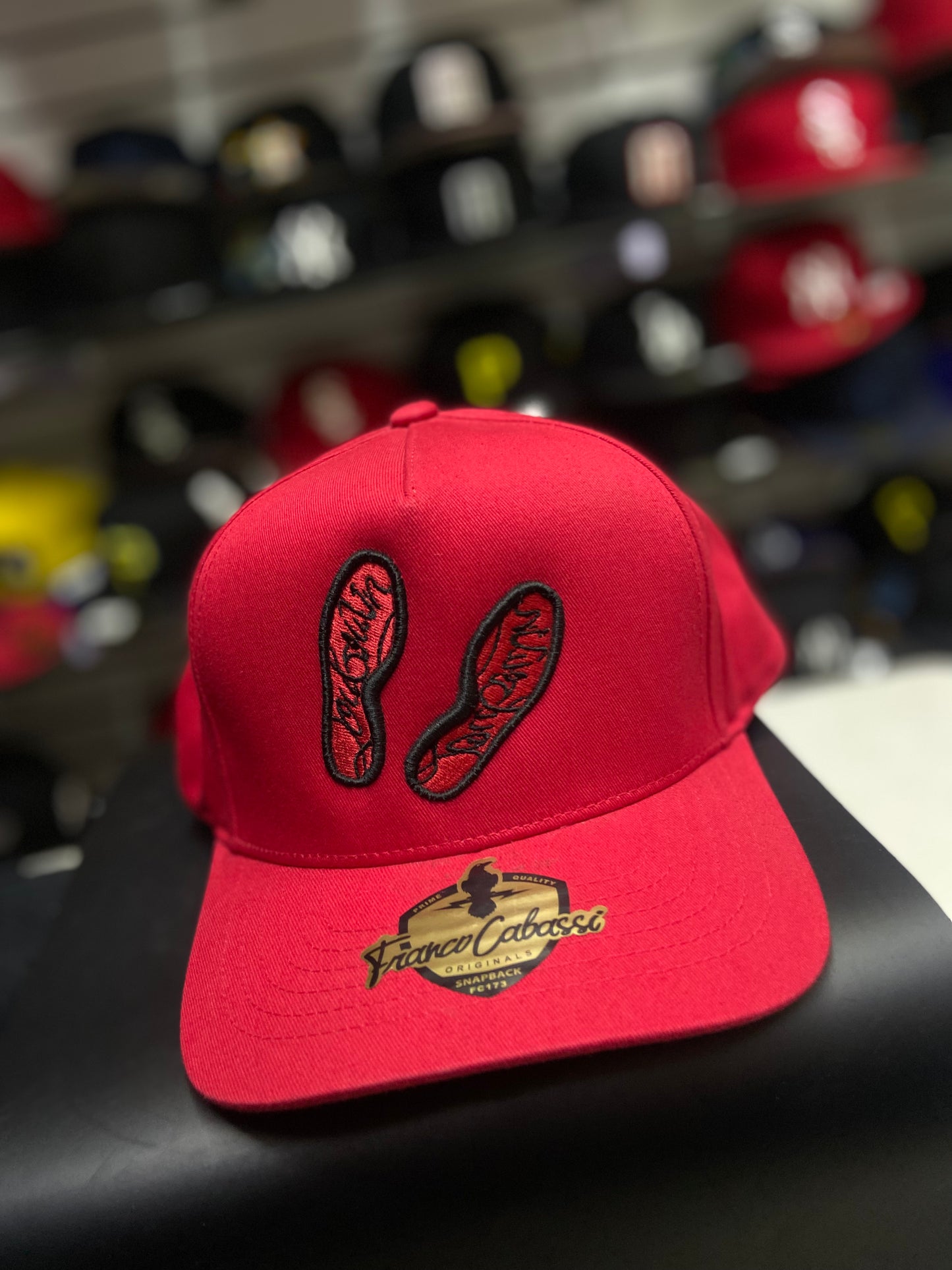 🧢 Gorra Franco Cabassi “Suela Roja” – Lujo y Exclusivida
