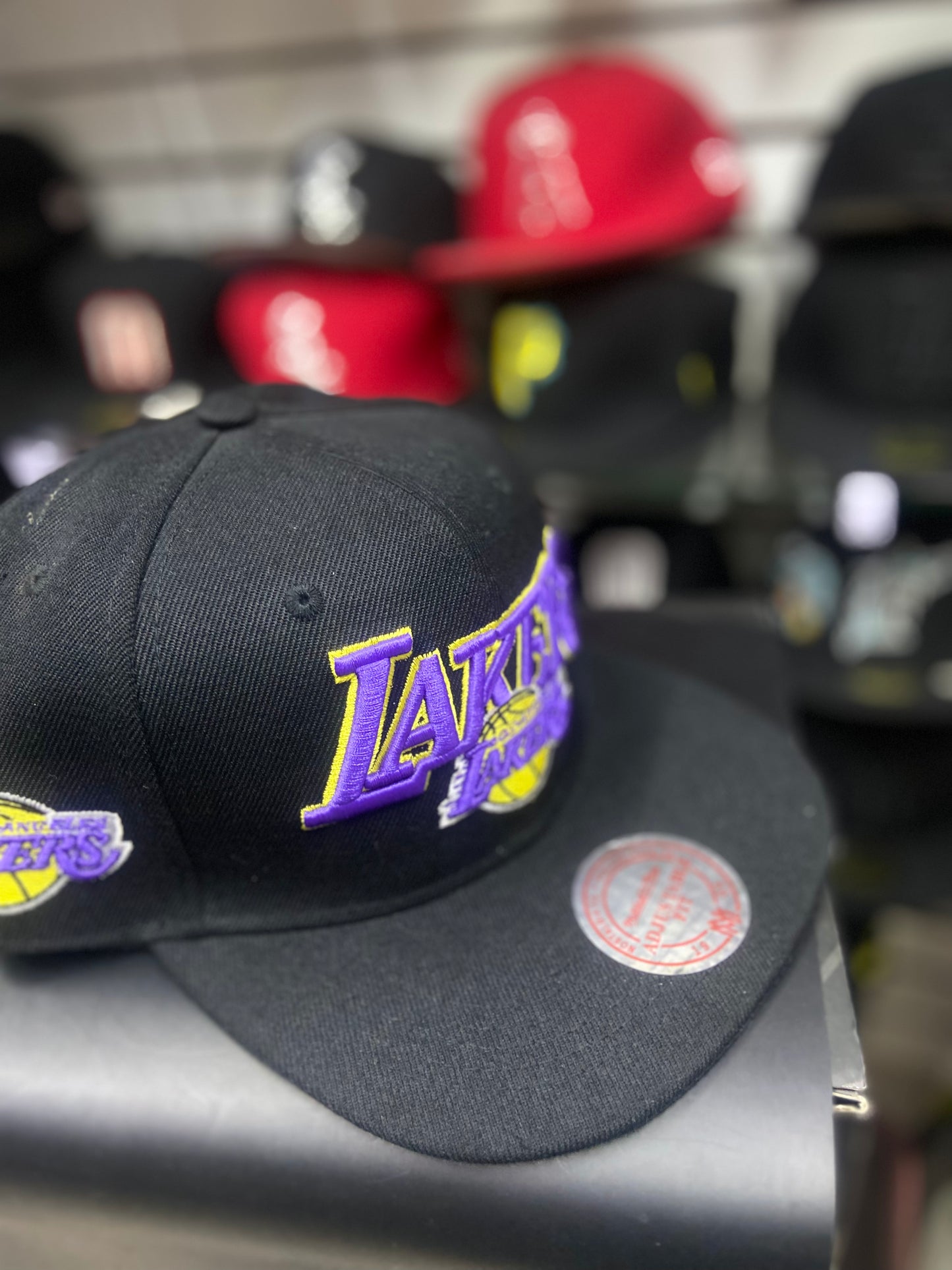 Gorra Mitchell &amp; Ness Adjustable - Los Angeles Lakers Black Edition