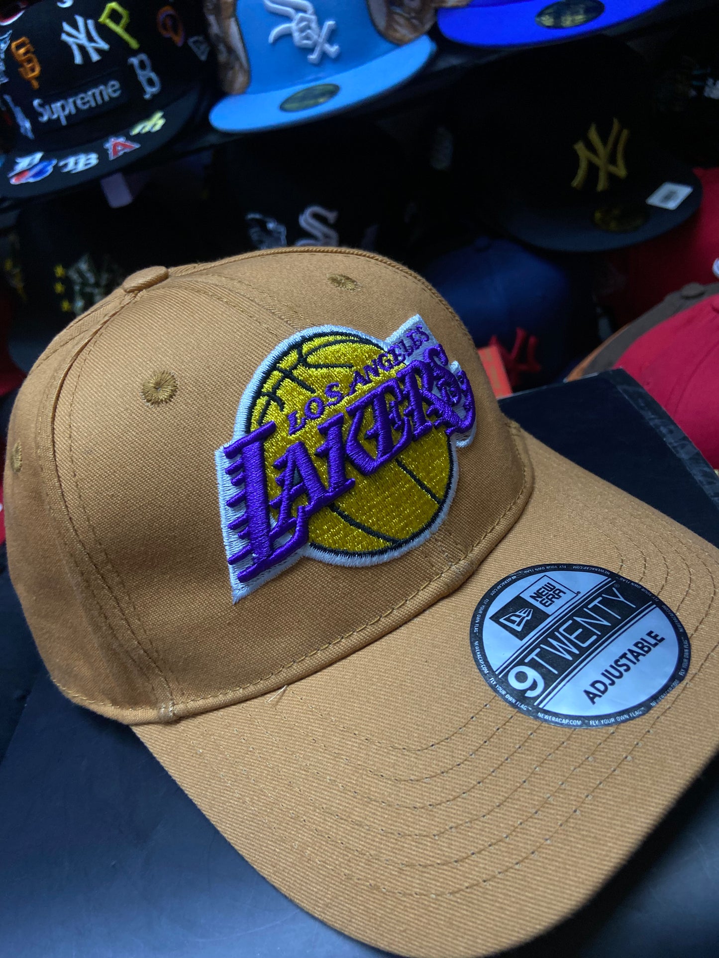 💜💛 Gorra 9TWENTY Los Angeles Lakers – Mostaza/Púrpura 💛💜